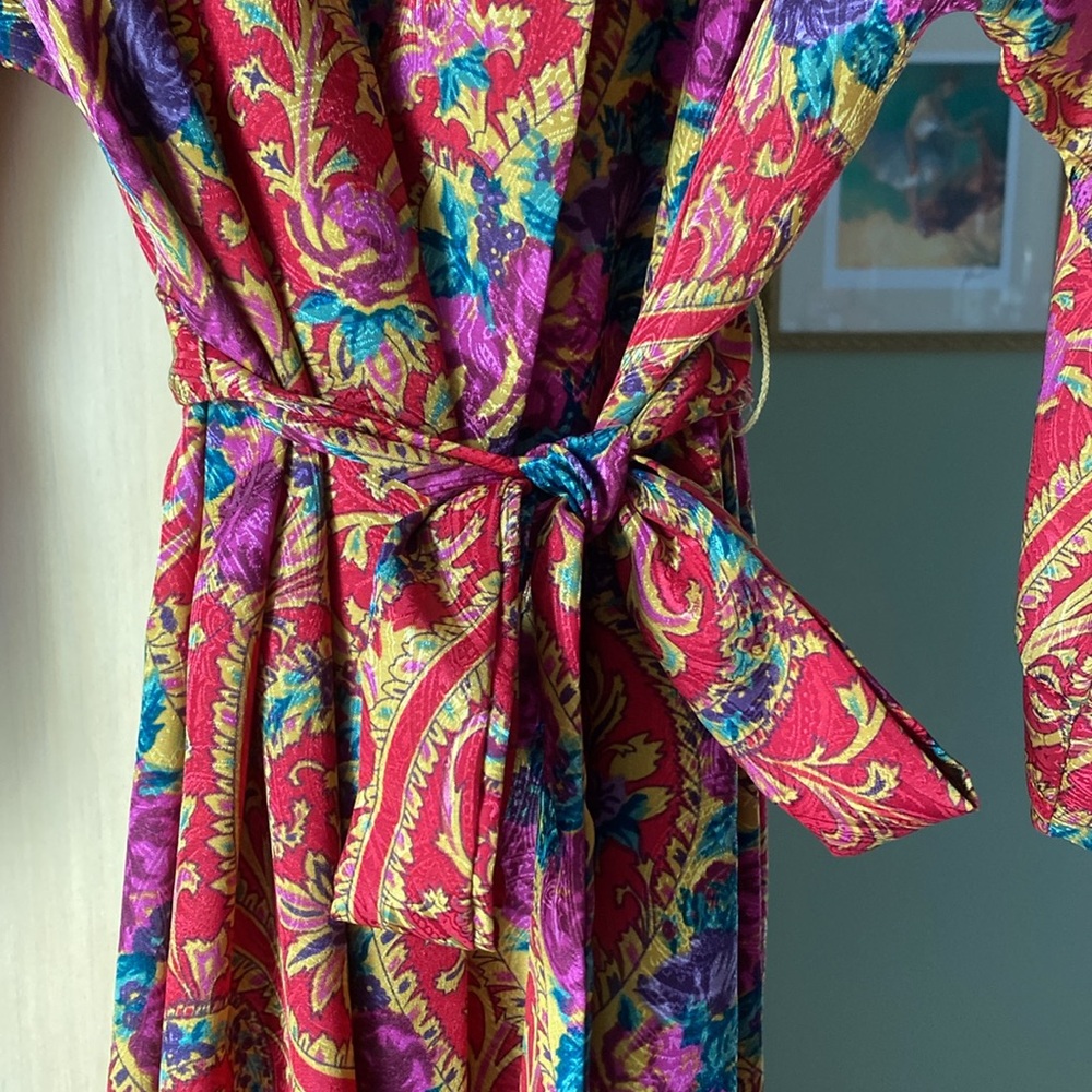 MIDI LENGTH BATHROBE. Gorgeous rich reds, golds and purple tones. - Picture 3 of 8